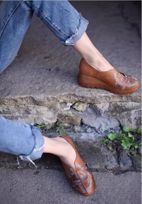 Women's Shoes for All Seasons,New Chinese-Style Wedge-Heeled LeatherShoes with Embroidered Flowers on the Midsole, Trendy Footwear
