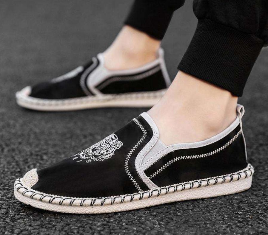 Traditional Old Beijing-style Linen Shoes for Men in Spring for Casual Wear Featuring Chinese Style Embroidery These Shoes are Suitable for All Seasons