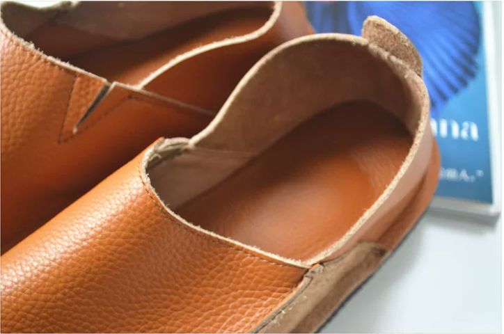 Soft Flat Leather One-Piece Slip-on Shoes with Deep Heel and Round Toe, Lightweight and Casual Made of Genuine Leather With a Retro Handcrafted Style, Suitable for Women.