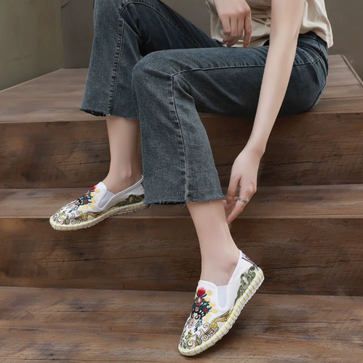 Old Beijing Cloth Shoes for Both Men and Women Made Multi-Layered Sole Chinese Style Embroidered Shoes