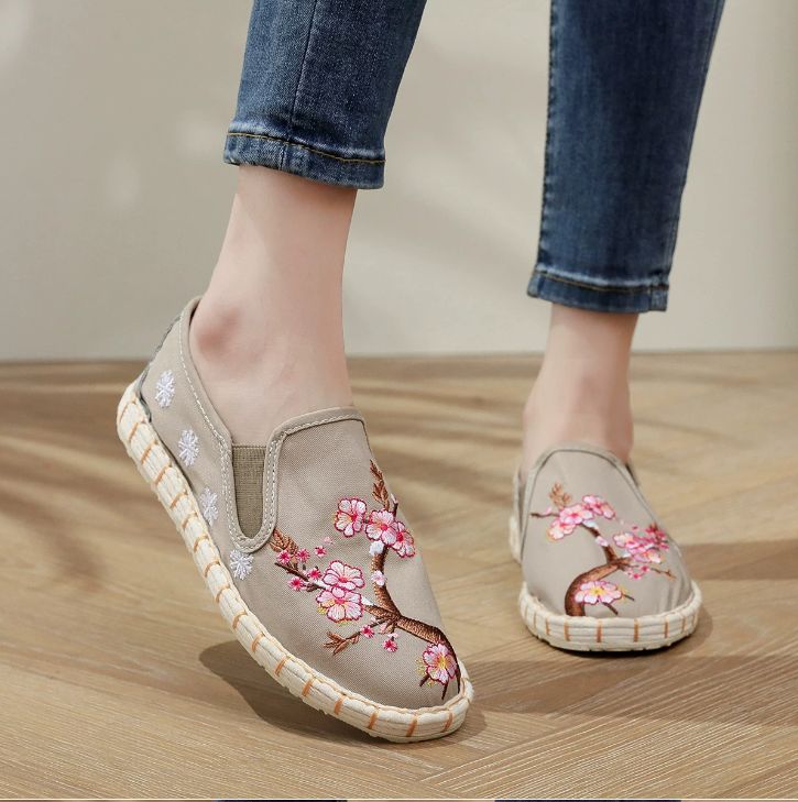 Old Beijing Cloth Shoes for Both Men and Women Made Multi-Layered Sole Chinese Style Embroidered Shoes