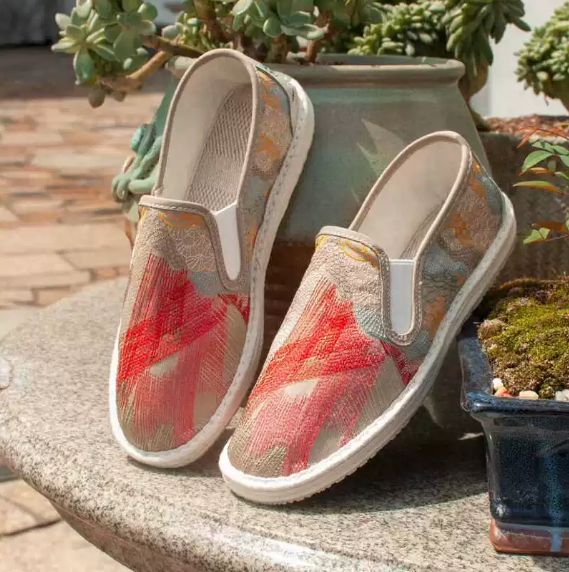 Old Beijing Cloth Shoes for Both Men and Women Made Multi-Layered Sole Chinese Style Embroidered Shoes