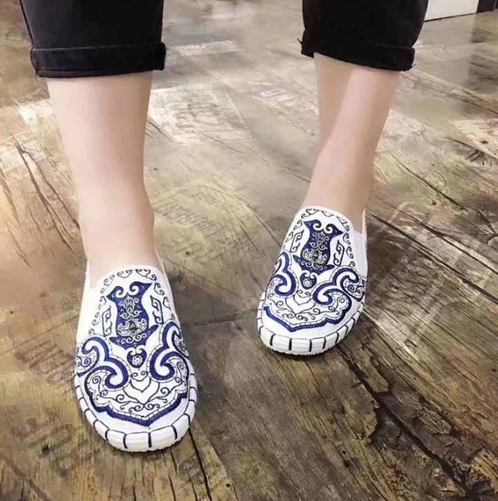 Old Beijing Cloth Shoes for Both Men and Women Made Multi-Layered Sole Chinese Style Embroidered Shoes