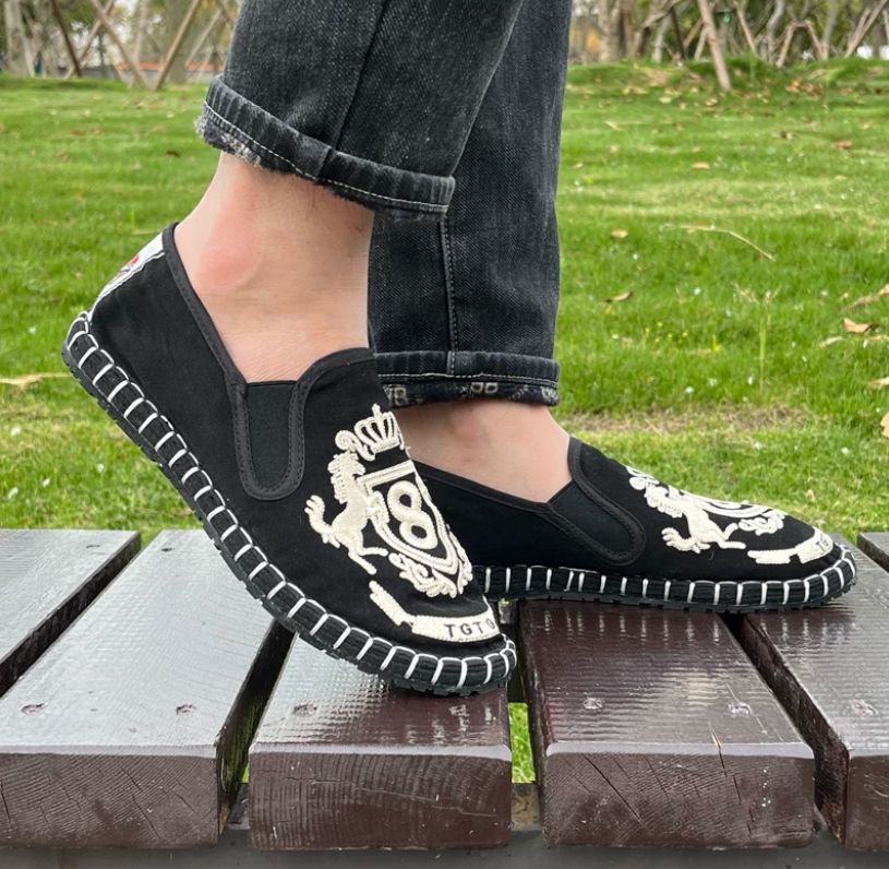 Old Beijing Cloth Shoes for Both Men and Women Made Multi-Layered Sole Chinese Style Embroidered Shoes Fashionable and Comfortable