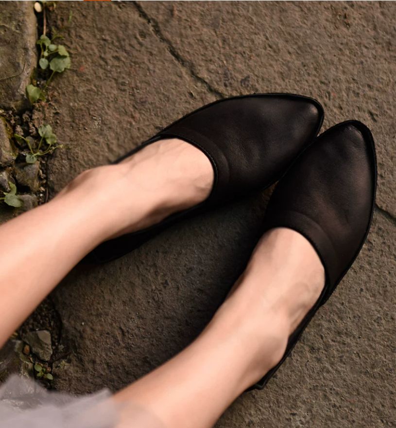 Fashion Pointed-Toe Flat Shoes for Women Made of Genuine Leather With Comfortable and Soft Soles Suitable for Women.