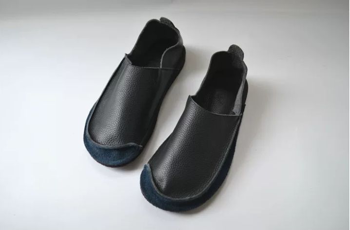 Soft Flat Leather One-Piece Slip-on Shoes with Deep Heel and Round Toe, Lightweight and Casual Made of Genuine Leather With a Retro Handcrafted Style, Suitable for Women.
