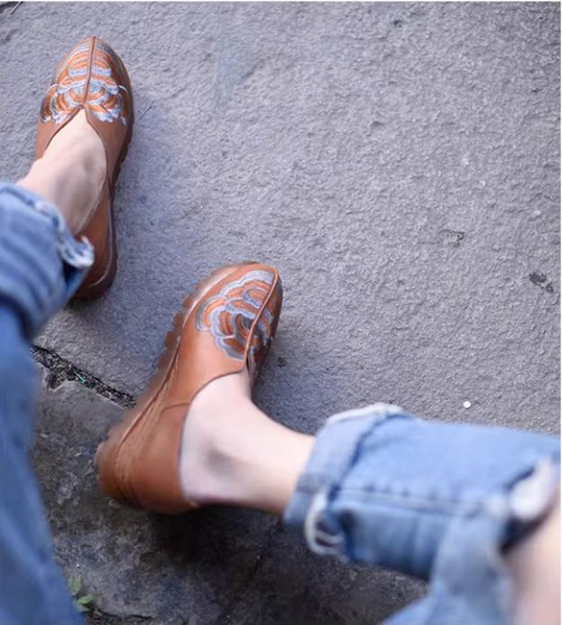 Women's Shoes for All Seasons,New Chinese-Style Wedge-Heeled LeatherShoes with Embroidered Flowers on the Midsole,  Trendy Footwear