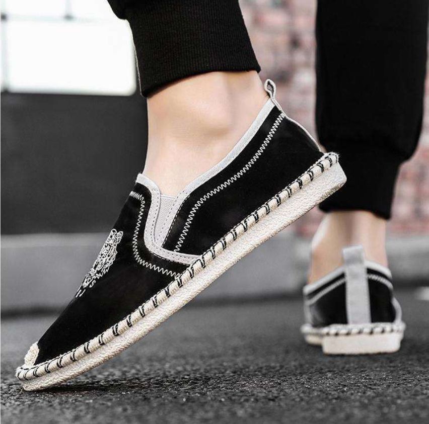 Traditional Old Beijing-style Linen Shoes for Men in Spring for Casual Wear Featuring Chinese Style Embroidery These Shoes are Suitable for All Seasons