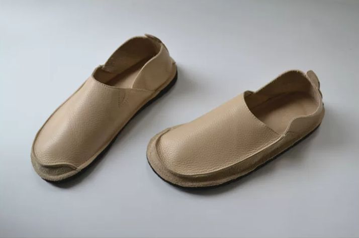 Soft Flat Leather One-Piece Slip-on Shoes with Deep Heel and Round Toe, Lightweight and Casual Made of Genuine Leather With a Retro Handcrafted Style, Suitable for Women.