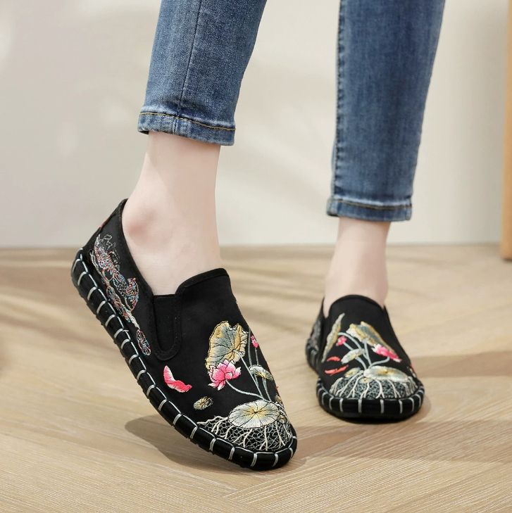 Old Beijing Cloth Shoes for Both Men and Women Made Multi-Layered Sole Chinese Style Embroidered Shoes