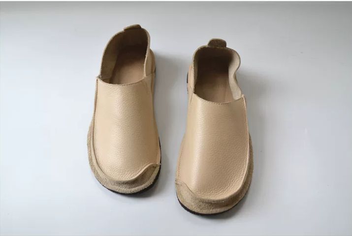 Soft Flat Leather One-Piece Slip-on Shoes with Deep Heel and Round Toe, Lightweight and Casual Made of Genuine Leather With a Retro Handcrafted Style, Suitable for Women.