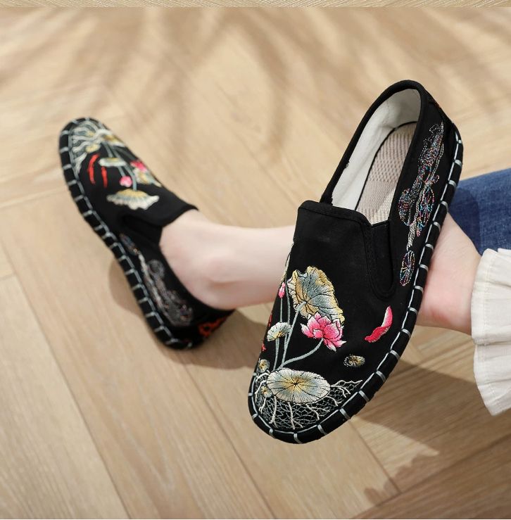 Old Beijing Cloth Shoes for Both Men and Women Made Multi-Layered Sole Chinese Style Embroidered Shoes