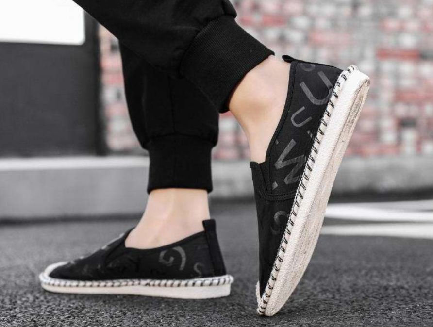 Traditional Old Beijing-style Linen Shoes for Men in Spring for Casual Wear Featuring Chinese Style Embroidery These Shoes are Suitable for All Seasons