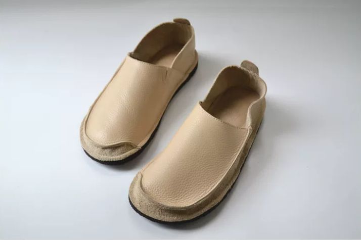 Soft Flat Leather One-Piece Slip-on Shoes with Deep Heel and Round Toe, Lightweight and Casual Made of Genuine Leather With a Retro Handcrafted Style, Suitable for Women.