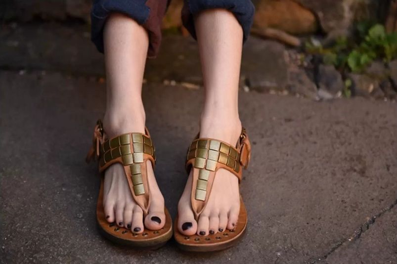New Style Cowhide Sandals Rivet T-shaped Ankle and Toe Clasp Low-Heeled Retro Trendy Shoes