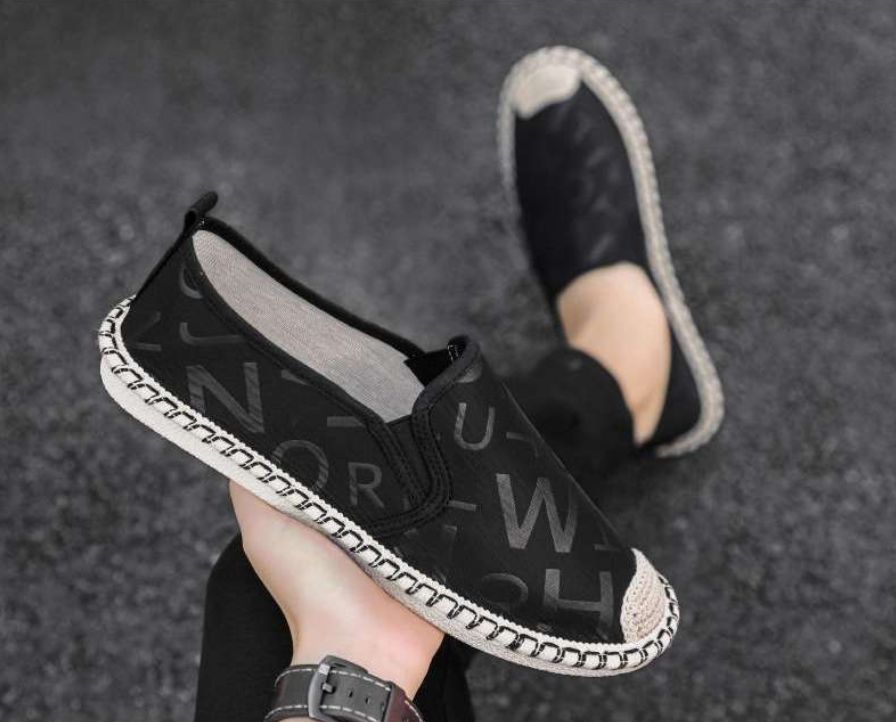 Traditional Old Beijing-style Linen Shoes for Men in Spring for Casual Wear Featuring Chinese Style Embroidery These Shoes are Suitable for All Seasons