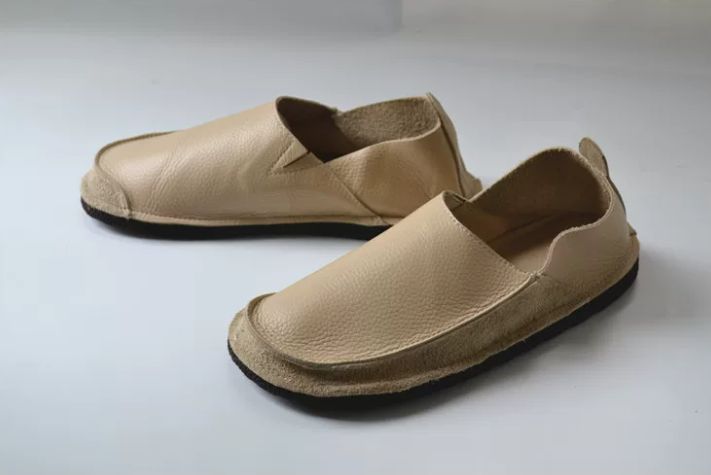 Soft Flat Leather One-Piece Slip-on Shoes with Deep Heel and Round Toe, Lightweight and Casual Made of Genuine Leather With a Retro Handcrafted Style, Suitable for Women.