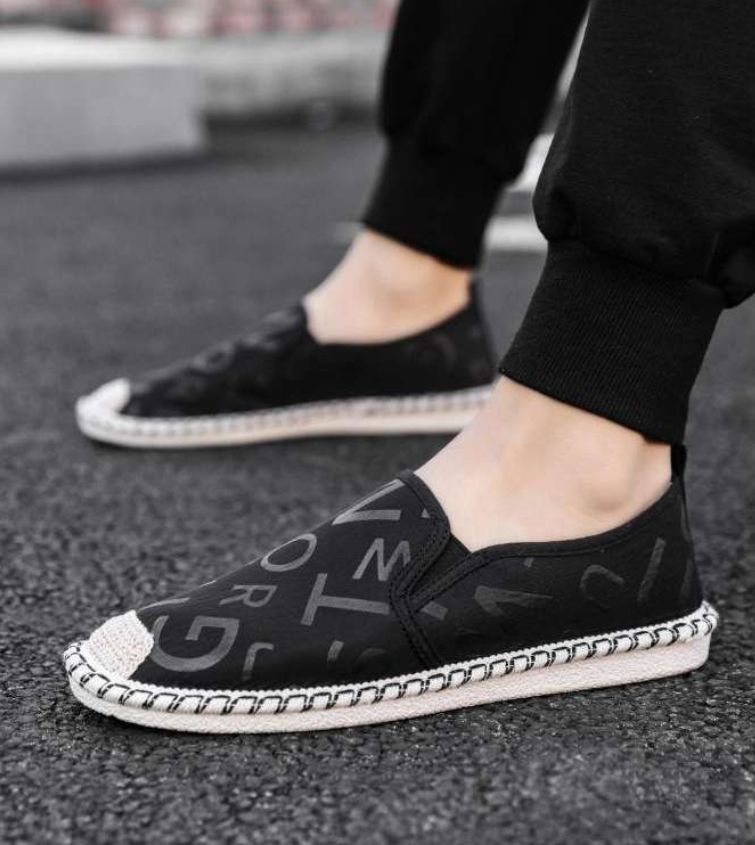 Traditional Old Beijing-style Linen Shoes for Men in Spring for Casual Wear Featuring Chinese Style Embroidery These Shoes are Suitable for All Seasons