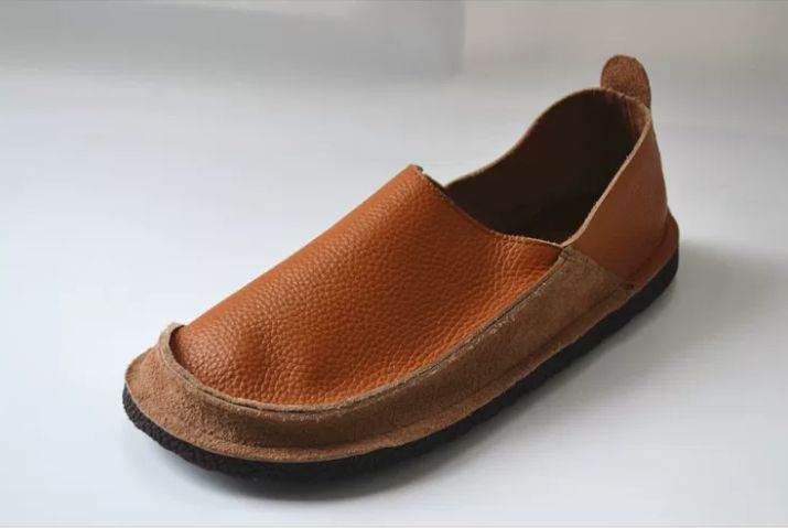 Soft Flat Leather One-Piece Slip-on Shoes with Deep Heel and Round Toe, Lightweight and Casual Made of Genuine Leather With a Retro Handcrafted Style, Suitable for Women.