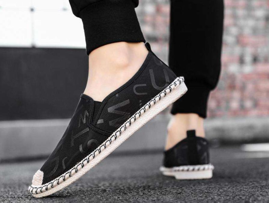Traditional Old Beijing-style Linen Shoes for Men in Spring for Casual Wear Featuring Chinese Style Embroidery These Shoes are Suitable for All Seasons
