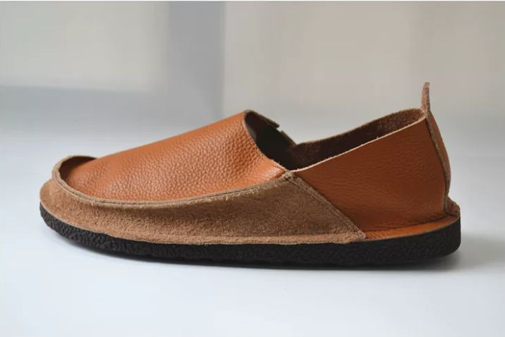 Soft Flat Leather One-Piece Slip-on Shoes with Deep Heel and Round Toe, Lightweight and Casual Made of Genuine Leather With a Retro Handcrafted Style, Suitable for Women.