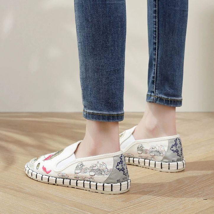 Old Beijing Cloth Shoes for Both Men and Women Made Multi-Layered Sole Chinese Style Embroidered Shoes