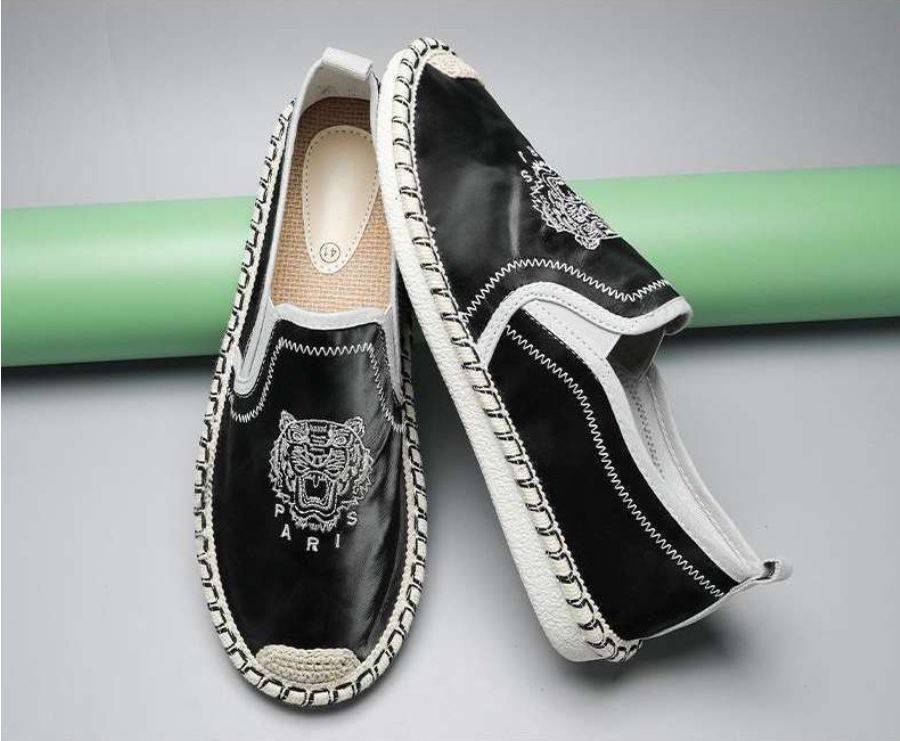 Traditional Old Beijing-style Linen Shoes for Men in Spring for Casual Wear Featuring Chinese Style Embroidery These Shoes are Suitable for All Seasons