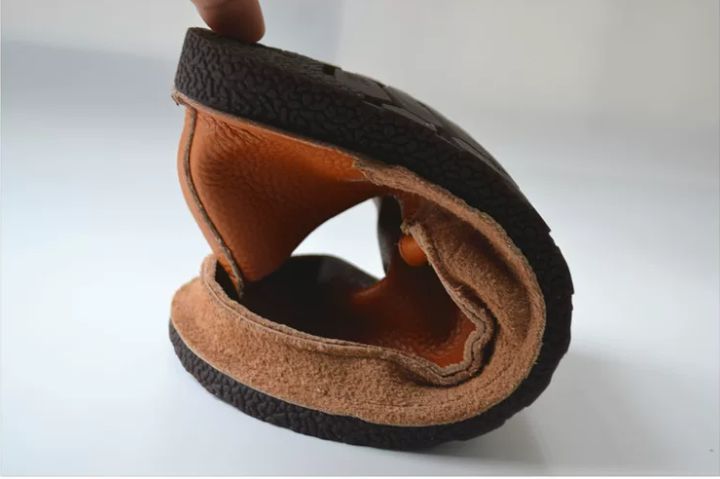 Soft Flat Leather One-Piece Slip-on Shoes with Deep Heel and Round Toe, Lightweight and Casual Made of Genuine Leather With a Retro Handcrafted Style, Suitable for Women.