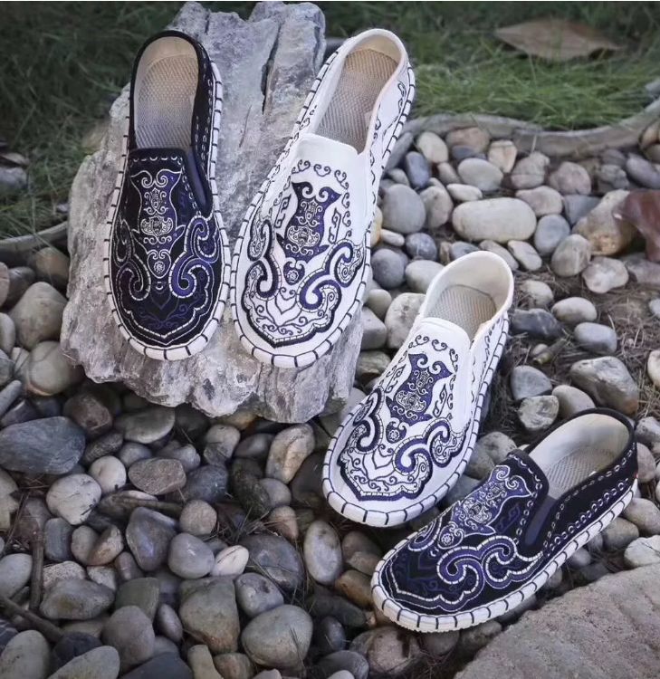 Old Beijing Cloth Shoes for Both Men and Women Made Multi-Layered Sole Chinese Style Embroidered Shoes