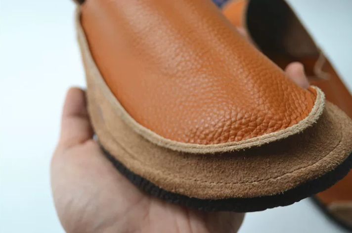 Soft Flat Leather One-Piece Slip-on Shoes with Deep Heel and Round Toe, Lightweight and Casual Made of Genuine Leather With a Retro Handcrafted Style, Suitable for Women.