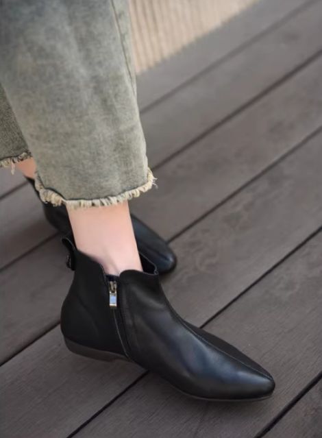 Retro Pointed-toe Short Boots for Women Flat Sole Lined with Fleece New Style Single Boot Genuine Leather Brown Black Color.