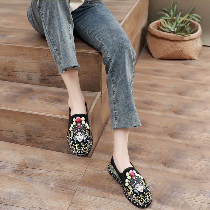 Old Beijing Cloth Shoes for Both Men and Women Made Multi-Layered Sole Chinese Style Embroidered Shoes
