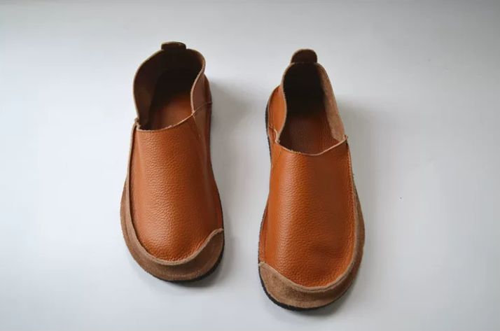 Soft Flat Leather One-Piece Slip-on Shoes with Deep Heel and Round Toe, Lightweight and Casual Made of Genuine Leather With a Retro Handcrafted Style, Suitable for Women.