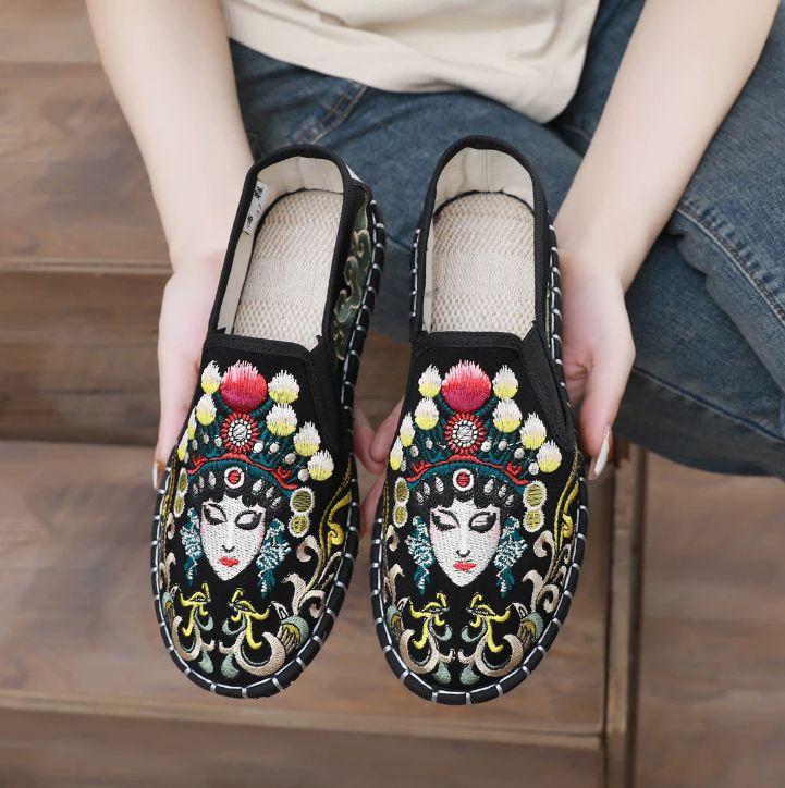 Old Beijing Cloth Shoes for Both Men and Women Made Multi-Layered Sole Chinese Style Embroidered Shoes