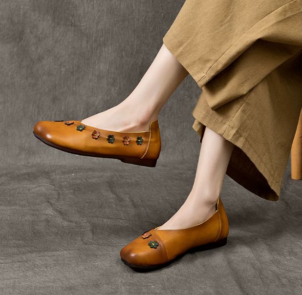 Spring 2026 New Style Flower-Patterned Cowhide Low-Heeled Sandals, Comfortable and Versatile, Soft-Bottomed Genuine Leather Shoes for Women Flat Heel.