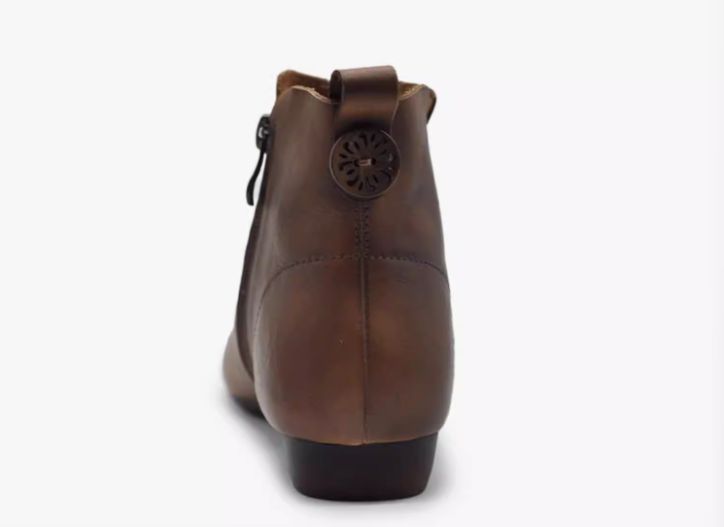 Retro Pointed-toe Short Boots for Women Flat Sole Lined with Fleece New Style Single Boot Genuine Leather Brown Black Color.