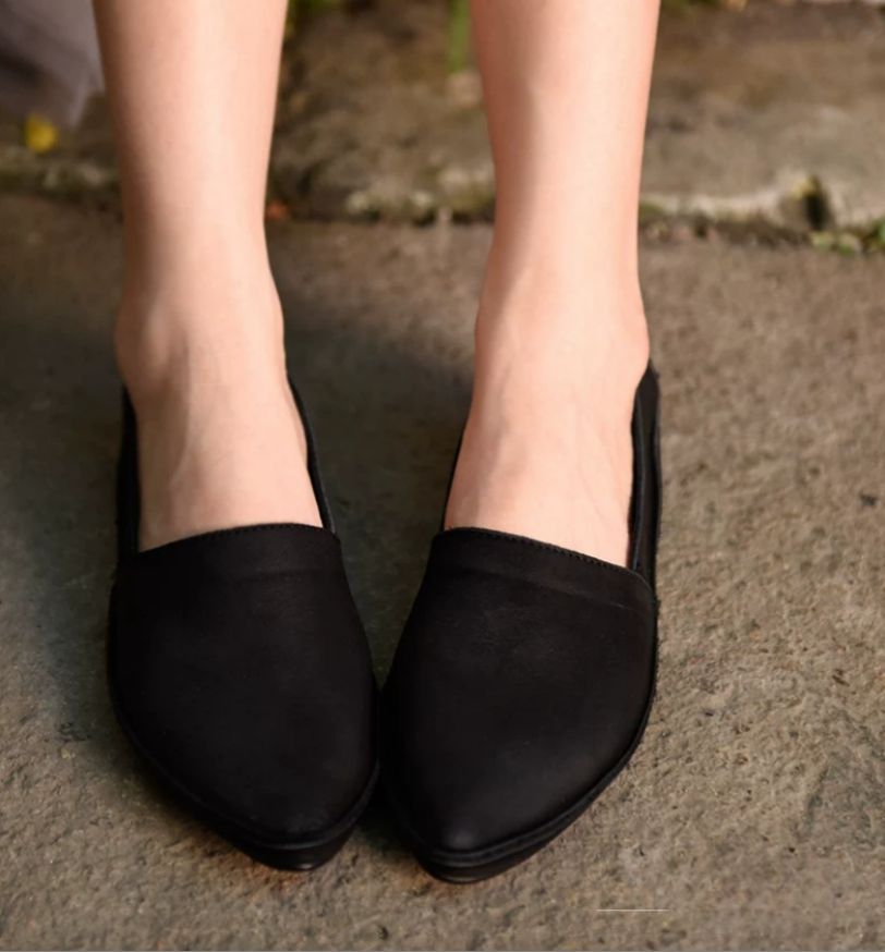 Fashion Pointed-Toe Flat Shoes for Women Made of Genuine Leather With Comfortable and Soft Soles Suitable for Women.