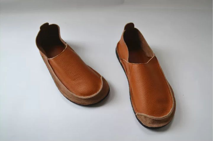 Soft Flat Leather One-Piece Slip-on Shoes with Deep Heel and Round Toe, Lightweight and Casual Made of Genuine Leather With a Retro Handcrafted Style, Suitable for Women.