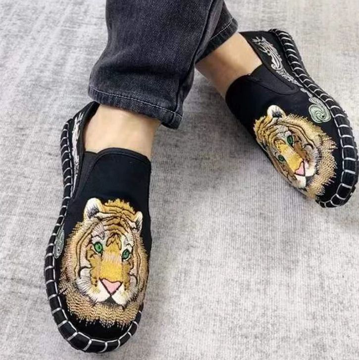 Old Beijing Cloth Shoes for Both Men and Women Made Multi-Layered Sole Chinese Style Embroidered Shoes