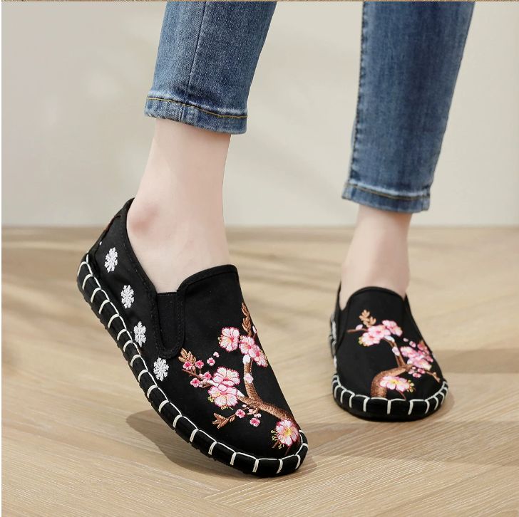 Old Beijing Cloth Shoes for Both Men and Women Made Multi-Layered Sole Chinese Style Embroidered Shoes