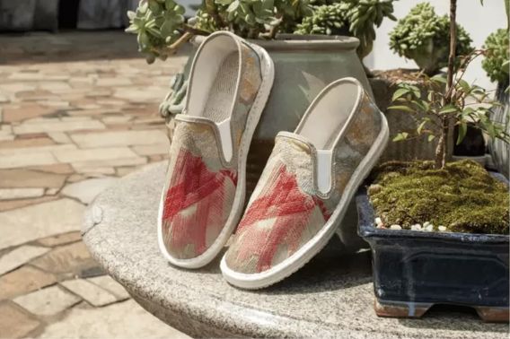 Old Beijing Cloth Shoes for Both Men and Women Made Multi-Layered Sole Chinese Style Embroidered Shoes