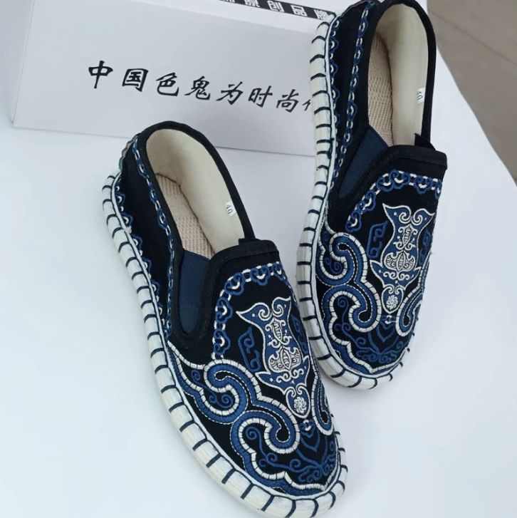 Old Beijing Cloth Shoes for Both Men and Women Made Multi-Layered Sole Chinese Style Embroidered Shoes