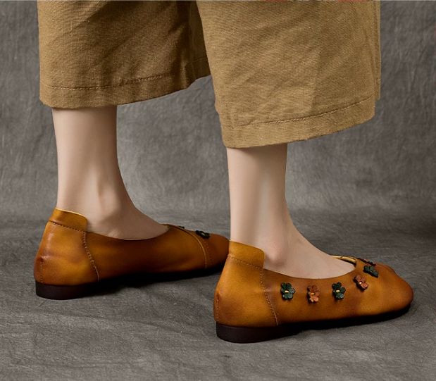 Spring 2026 New Style Flower-Patterned Cowhide Low-Heeled Sandals, Comfortable and Versatile, Soft-Bottomed Genuine Leather Shoes for Women Flat Heel.