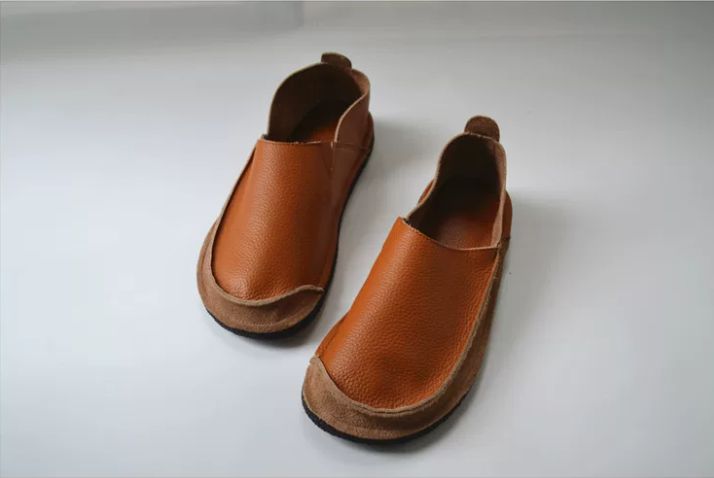 Soft Flat Leather One-Piece Slip-on Shoes with Deep Heel and Round Toe, Lightweight and Casual Made of Genuine Leather With a Retro Handcrafted Style, Suitable for Women.