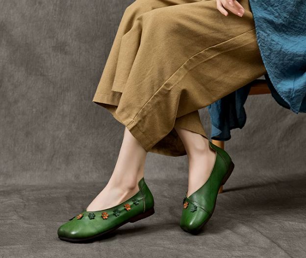 Spring 2026 New Style Flower-Patterned Cowhide Low-Heeled Sandals, Comfortable and Versatile, Soft-Bottomed Genuine Leather Shoes for Women Flat Heel.