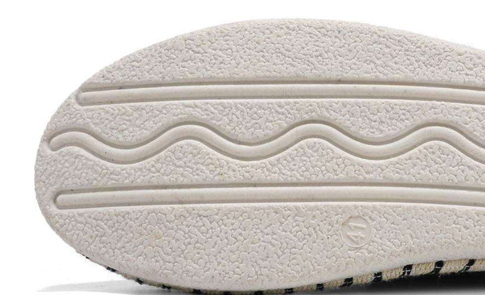 Traditional Old Beijing-style Linen Shoes for Men in Spring for Casual Wear Featuring Chinese Style Embroidery These Shoes are Suitable for All Seasons