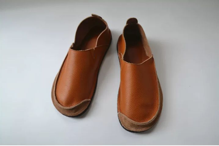 Soft Flat Leather One-Piece Slip-on Shoes with Deep Heel and Round Toe, Lightweight and Casual Made of Genuine Leather With a Retro Handcrafted Style, Suitable for Women.