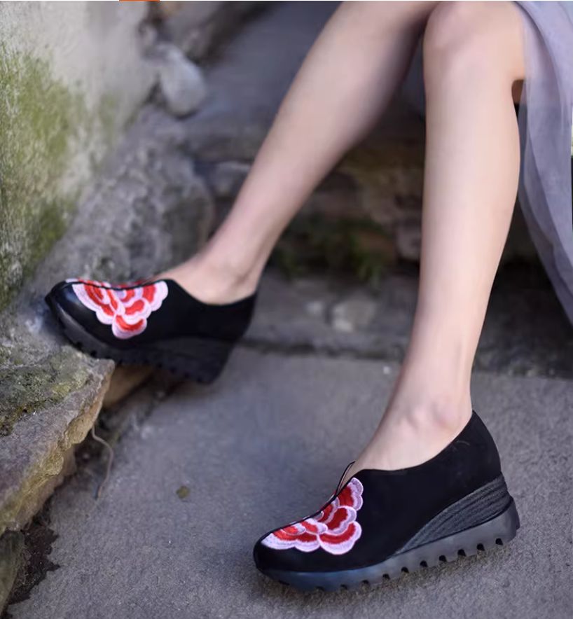 Women's Shoes for All Seasons,New Chinese-Style Wedge-Heeled LeatherShoes with Embroidered Flowers on the Midsole,  Trendy Footwear