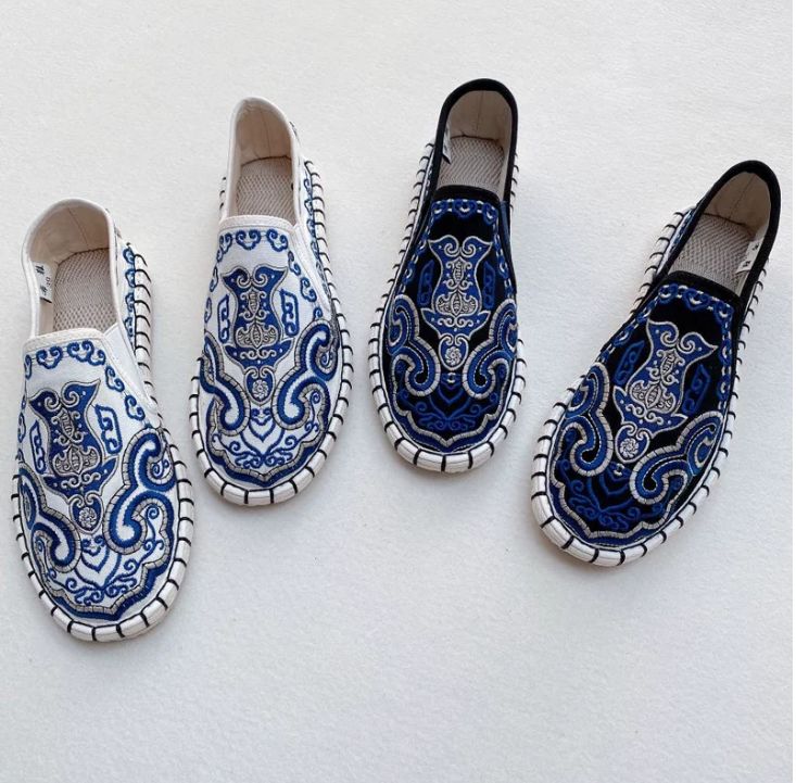 Old Beijing Cloth Shoes for Both Men and Women Made Multi-Layered Sole Chinese Style Embroidered Shoes