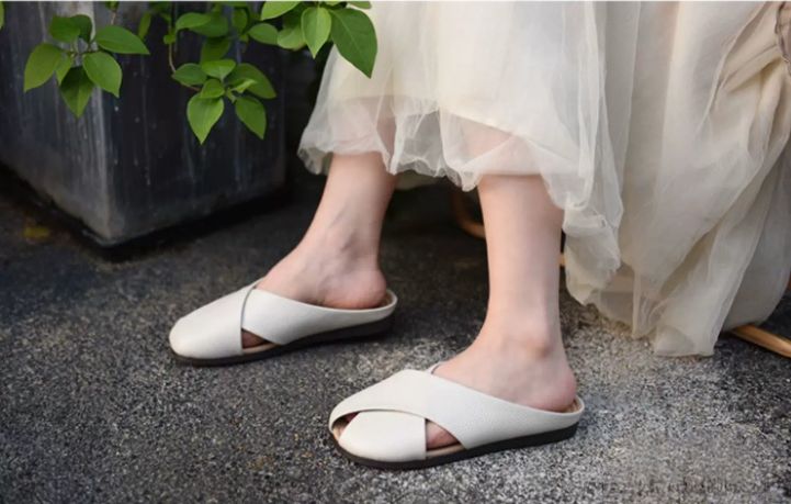 Handmade Leather Slippers for Women Flat-bottomed, Casual, Versatile, Soft-Soled, Fish-Toe Style Flip-Flop, Suitable for Outerwear